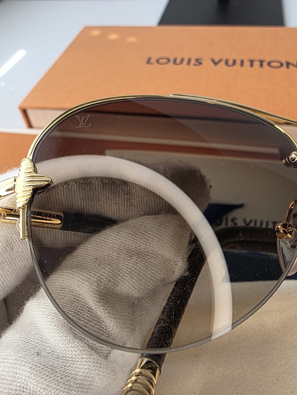 Louis Vuitton Monogram Petite Viola Pilote Aviator Sunglasses - Picture 4 of 16